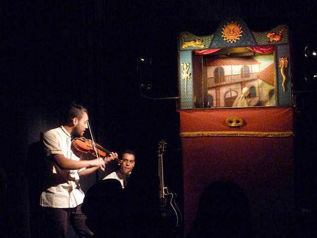 Teatro al Hombro, Rolando García, el Médico Improvisado