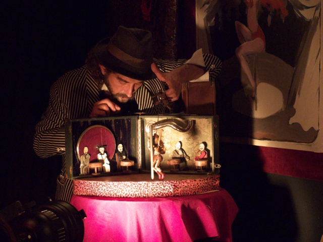 Andrea Lorenzetti manipulando. Peep Show, Naked Puppets. Foto de Jesús Atienza.