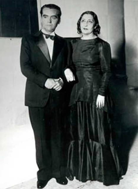 Buenos Aires. García Lorca con Lola Membrives en el estreno de Bodas de sangre, 1933