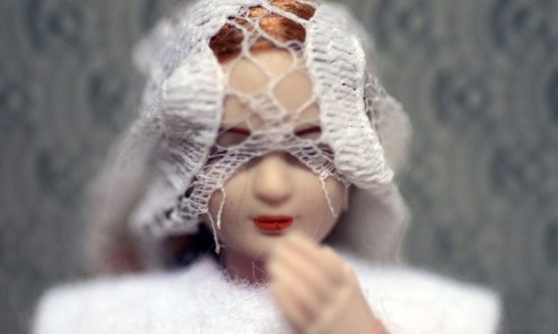 Doll-Scenette, desdoblamientos foto-escénicos con muñecas, por Shaday Larios