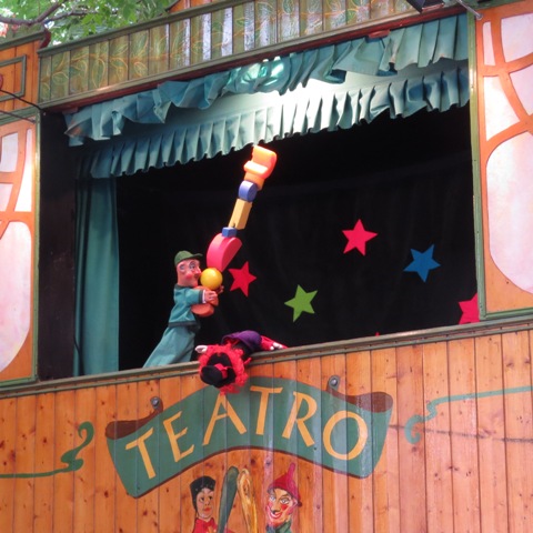 Pelegrín en la Plaza de Los Sitios de Zaragoza. ‘Es-Puto’ Cabaret en el Teatro Arbolé. Desfile para la Ofrenda Floral