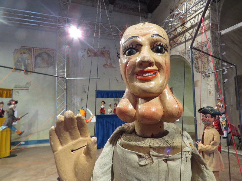 I: Exposición ‘Giù la maschera’ y ‘MAgicaBUra!’, Festival de Teatro di Figura, en Pordenone, Italia