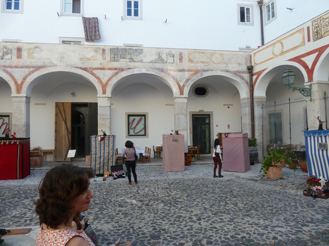 Maratona de Robertos en el claustro del Museu da Marioneta de Lisboa