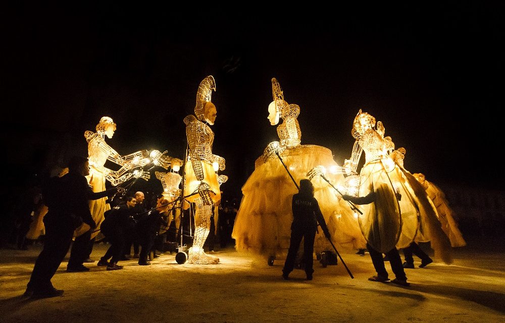 Noticias TOPIC: ‘Lumen, una historia de amor’, marionetas gigantes en Tolosa