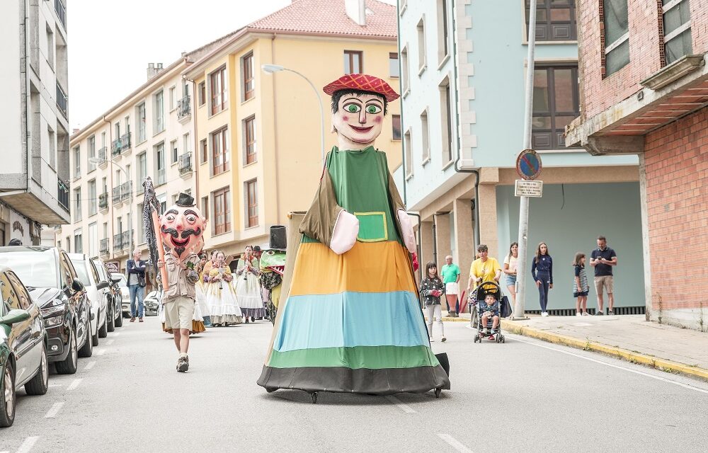 I – Titiriberia 2023, en Rianxo: Abertura con el gigantón Barriga Verde, de Títeres Alakrán, junto a Vai de Roda y Anxo García, de Viravolta Títeres. Eudald Ferré