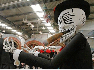<!--:es-->La Noche de los Muertos. Cabaret mortuorio en el Taller de Marionetas de Pepe Otal<!--:-->