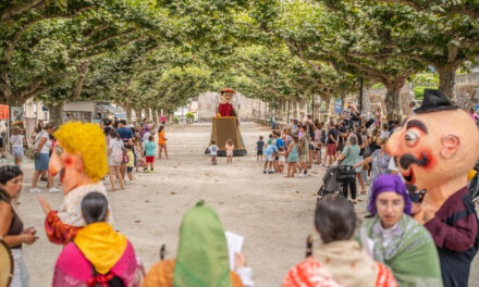 I – Titiriberia 2025, Rianxo: Firulete Teatro, pasacalle con Vai de Roda, Viravolta y Barriga Verde de Borja Insua, exposición Os Monicreques de Kukas y Nao Caracola
