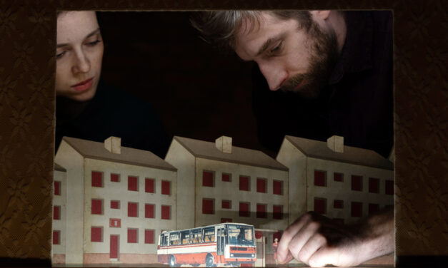 Vuelo sobre un nido de títeres, en Praga. Por Pierre-Alain Rolle